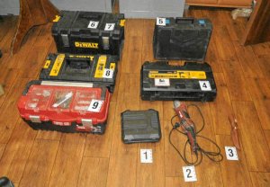 Widoczne są odzyskane przez policjantów elektronarzędzia i skrzynki narzędziowe ponumerowane jako dowody rzeczowe od nr 1 do nr.9