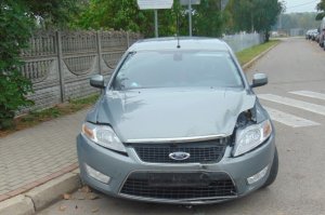 Pojazd marki Ford uczestniczący w zdarzeniu uszkodzony z prawej strony z przodu od strony kierowcy.