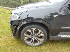 BMW uszkodzone z przodu od strony kierowcy.