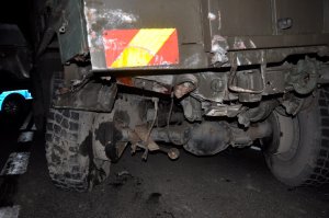 W ciemności widać od tyłu wojskowy pojazd marki Star uszkodzony w dolnej części po lewej stronie.
