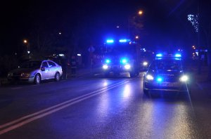 W nocy na drodze po lewej stronie widać zaparkowany pojazd marki Skoda Octavia biorący udział w zdarzeniu. Na środku jezdni stoi wóz straży pożarnej na sygnałach, a po prawej radiowóz oznakowany policji także z włączonymi sygnałami świetlnymi.
