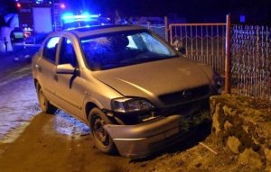 Widoczny srebrny opel, który przodem od strony kierowcy uderzył w ogrodzenie.