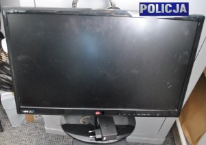 Na zdjęciu widoczny jest czarny monitor od komputera, który został odzyskany przez policjantów.