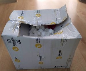 Na zdjęciu widoczny jest duży karton, w którym przysłane zostały nakrętki.