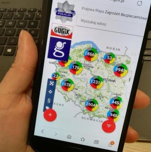 Widoczny ekran telefonu a na nim mapa KMZB.