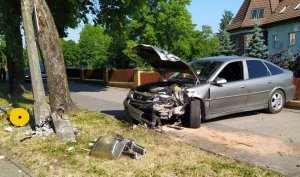 Nietrzeźwy kierowca opla uderzył w znak i latarnię