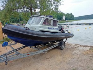 Widoczna policyjna łódź na przyczepce tuż przed zwodowaniem.