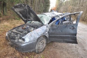 Na drodze stoi rozbity samochód marki VW Polo.