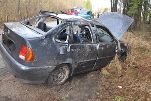 Na drodze stoi rozbity samochód marki VW Polo.