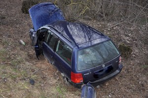Uszkodzony pojazd marki VW Passat  w przydrożnym rowie.