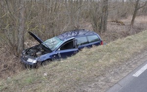Uszkodzony pojazd marki VW Passat  w przydrożnym rowie.