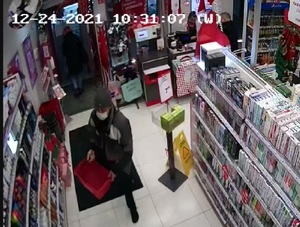 Zdjęcie ze sklepowego monitoringu obrazujące mężczyznę, który ukradł perfumy.