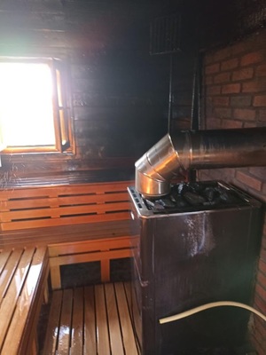 Za zdjęciu widoczne jest spalone pomieszczenie. To sauna, gdzie po prawej stronie stoi piec.