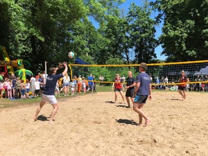 Boisko do piłki plażowej. Na pierwszym planie drużyna policjantów.