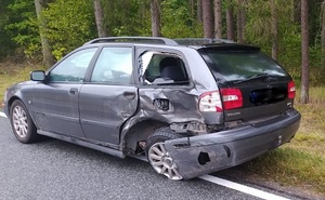 Na drodze stoi ustawiony tyłem samochód marki Volvo. Pojazd jest uszkodzony.
