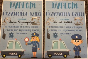 Zdjęcie dwóch niebieskich &quot;Dyplomów przyjaciela dziecka&quot; które otrzymała policjantka i policjant od przedszkolaków.