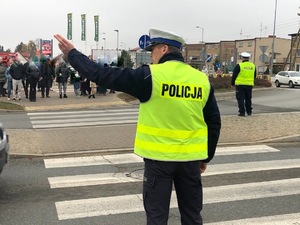 Policjant kierujący ruchem.