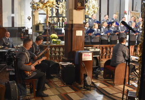Na zdjęciu widoczni są policyjni muzycy grający na różnych instrumentach.