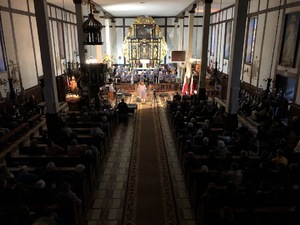 W kościele odbywa się koncert policyjnego chóru.  Zdjęcie robione z góry, stąd widać, ze zajęte są wszystkie ławki.