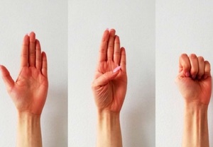 Trzy obrazki pokazujące różne ułożenie dłoni.