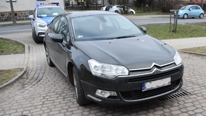 Citroen, którym kierował nietrzeźwy, a za nim radiowóz oznakowany.