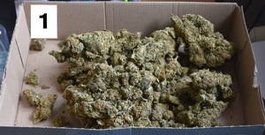 W pudełku znajduje się duża ilość marihuany.  W górnym lewym roku znacznik z numerem jeden.