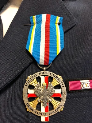 Medal &quot;Milito Pro Christo&quot; na klapie munduru.