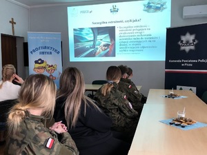 Sala konferencyjna. Przy stołach siedzą panie, które patrzą na prezentację.