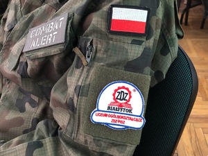 Naszywka na mundurze uczennicy z liceum mundurowego.