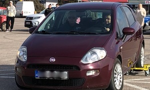 Po placu jeździ samochód wyposażony w trojlery.