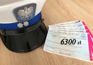 Po lewej policyjna czapka. Po prawej pięć mandatów, a na pierwszym z nich napis - 6300 zł.