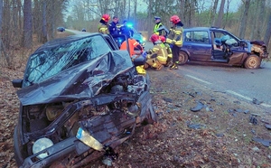 Na drodze służby ratunkowe i dwa rozbite samochody osobowe.
