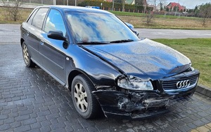 Na parkingu ustawione przodem rozbite audi.
