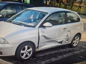 Na parkingu ustawiony bokiem seat. Jest uszkodzony od strony kierowcy.