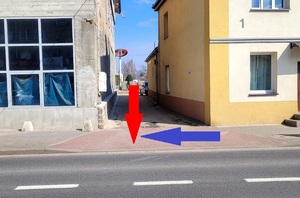 Chodnik i uliczka między budynkami.
