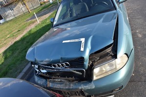 Rozbite audi stojące na drodze.