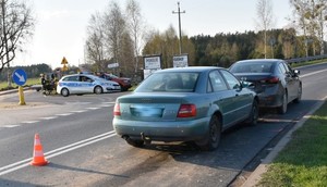 Na drodze stoją dwa auta