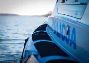 Policyjna łódź na jeziorze.