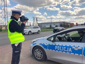 Policjant mierzący prędkość kierowców