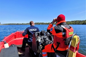 Policyjni wodniacy i ratownik &#039;Podwodnika&quot;