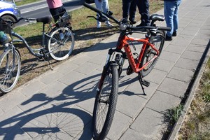 Dwa rowery stojące na ścieżce rowerowej uczestniczące w zderzeniu.