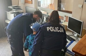 Uczniowie oglądają policyjny sprzęt.