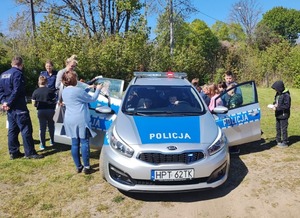 Uczniowie oglądają radiowóz.