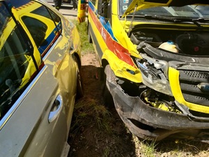 Bokiem stojące obok siebie uszkodzone - skoda i karetka.