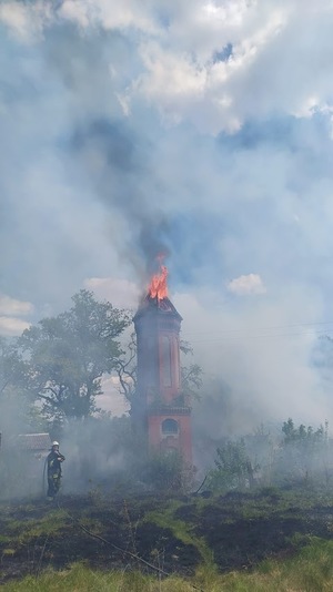 Za kłębami dymu widoczna wieża.
