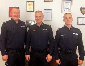Na zdjęciu trzej umundurowani policjanci.