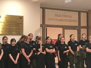Młodzież przed salą antynarkotykową.
