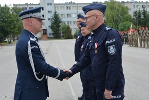 Komendant Główny Policji wręcza medal dla insp. M. Kubasa