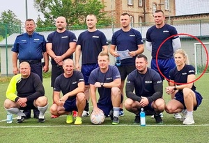 Policyjna drużyna. Po prawej policjantka.
