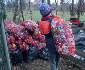 Jeden z pomocników uczestniczący w akcji &quot;Nakręć się na pomaganie&quot;